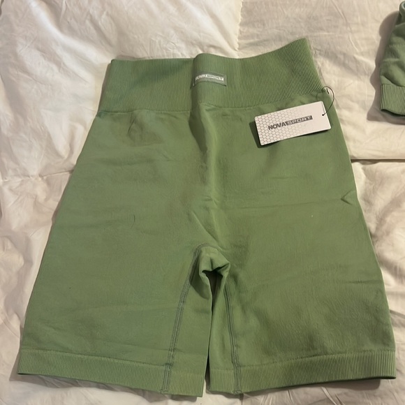 NWT Green Activewear Set - Picture 5 of 6
